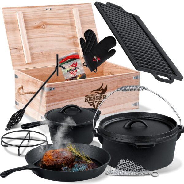 KESSER® Dutch Oven Set in Holzkiste mit Dutch Oven Mit viel Zubehör - Gusseisen - bereits eingebrannt mit Kochtopf Grillplatte Pfanne Deckelheber Inkl. Rezeptbuch Handschuhe